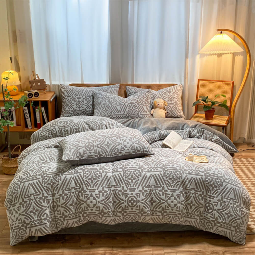 Classic Geometric Soft Anti-Static Warm Milk Velvet Bed Sheet Set - Holidayae